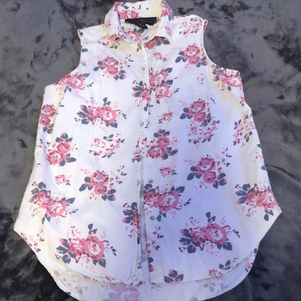 Polly&Esther no sleeve button down shirt